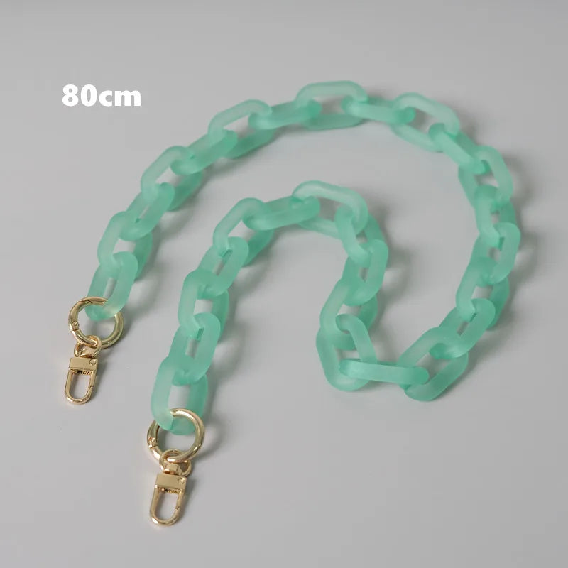 Helles grünes abnehmbares Kettenriemen-Accessoire für eine Damenhandtasche, flach dargestellt.