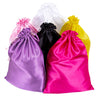 Eine Sammlung farbenfroher Satin-Aufbewahrungstaschen in Violett-, Rosa-, Gelb- und Schwarz-Tönen.