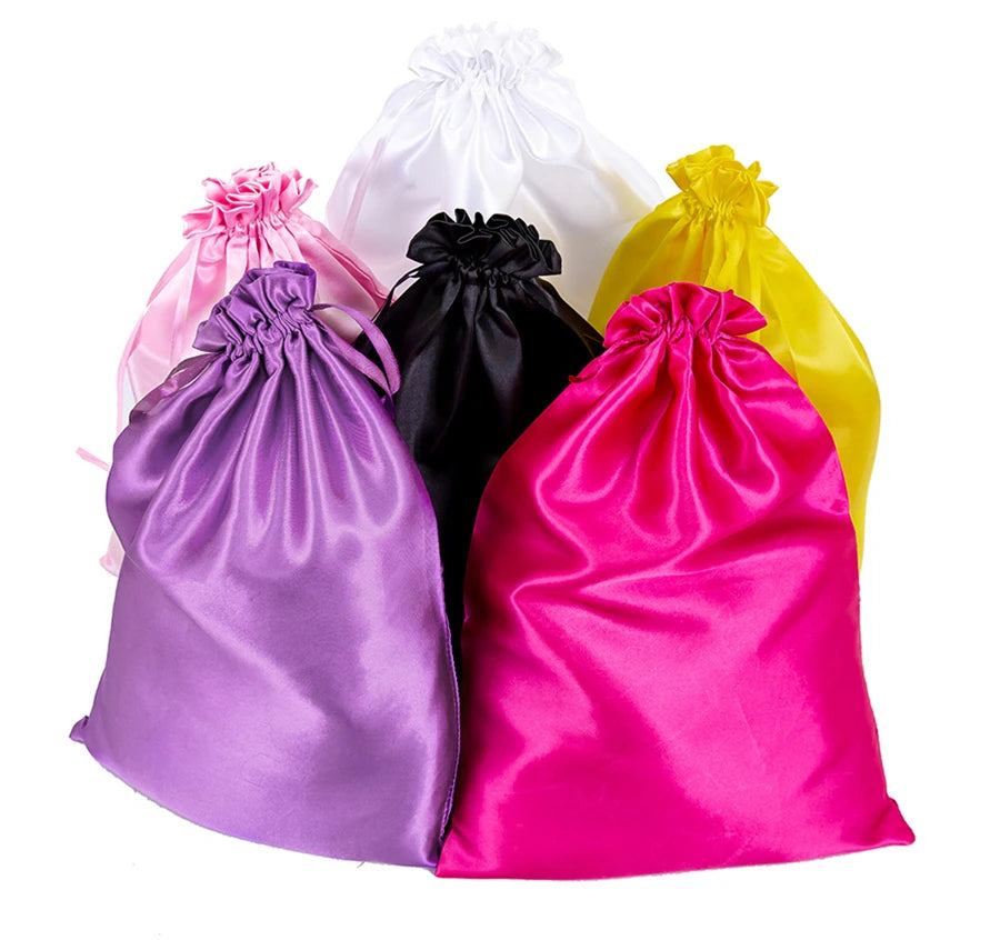 Eine Sammlung farbenfroher Satin-Aufbewahrungstaschen in Violett-, Rosa-, Gelb- und Schwarz-Tönen.
