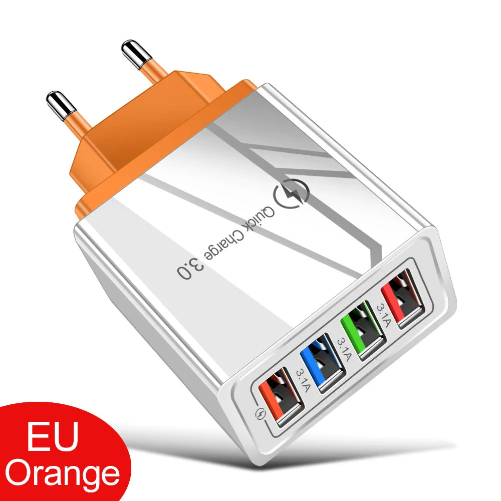 Silberner Wandadapter mit orangefarbener Steckverbindung und vier USB-A-Anschlüssen für schnelles Laden.