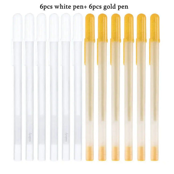 Ein Set aus 6 weißen und 6 goldenen Stiften mit durchscheinenden Körpern nebeneinander.