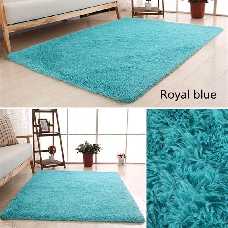 Una alfombra antideslizante azul real de felpa mostrada sobre un suelo de madera claro.