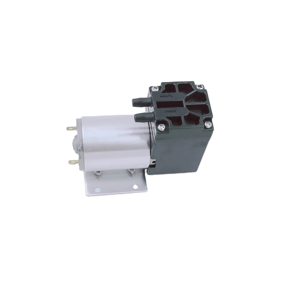 Bomba de aire de diafragma de 12V DC compacta con cuerpo cilíndrico plateado y soporte negro.