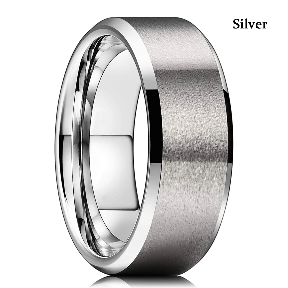 Bague de mariage en acier inoxydable argentée pour homme avec détail à double rainure, vue de profil.