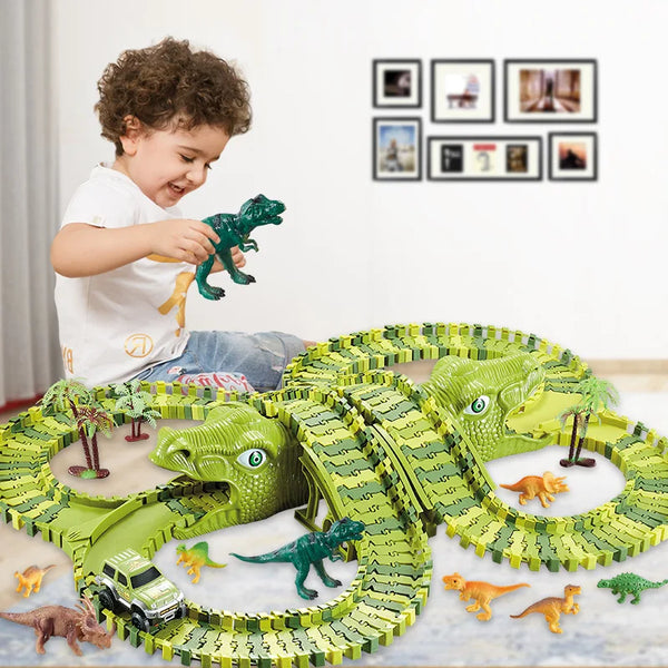 Un enfant joue avec un ensemble de piste de course de dinosaures verts sur un tapis.