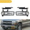 Un par de conjuntos de luces antiniebla de repuesto para una camioneta o SUV Chevrolet.