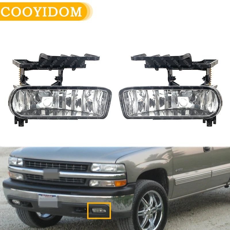 Un par de conjuntos de luces antiniebla de repuesto para una camioneta o SUV Chevrolet.