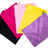 Eine Sammlung von fünf Satin-Aufbewahrungstaschen in verschiedenen leuchtenden Farben, darunter rosa, gelb, lila, schwarz und