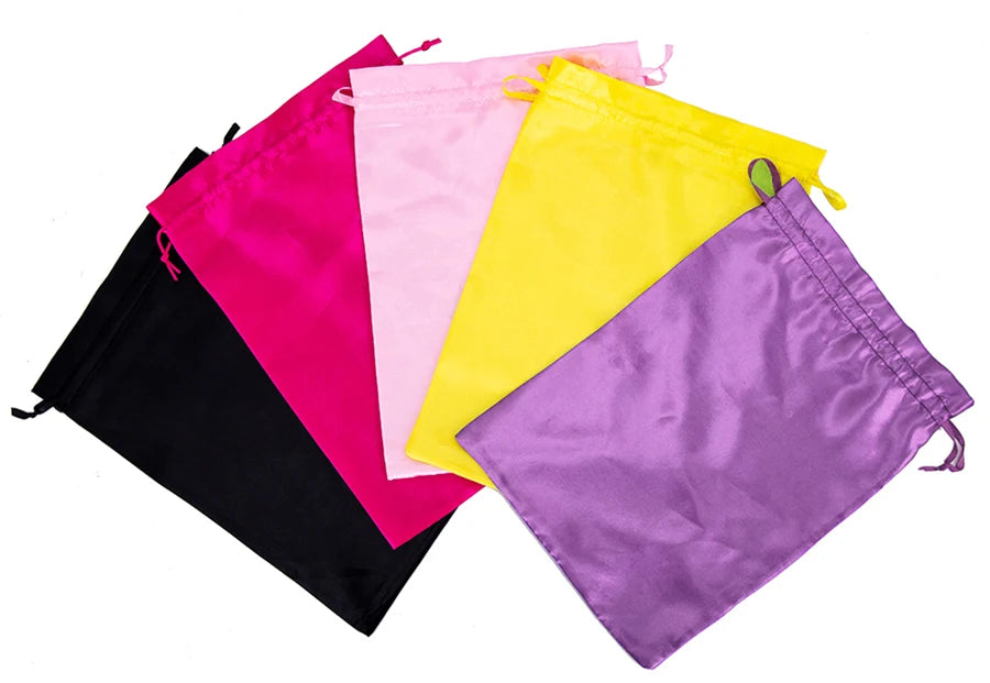 Eine Sammlung von fünf Satin-Aufbewahrungstaschen in verschiedenen leuchtenden Farben, darunter rosa, gelb, lila, schwarz und