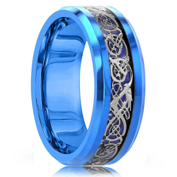 Gros plan d'un anneau de mariage en acier inoxydable bleu vif avec un détail de double rainure argentée complexe.