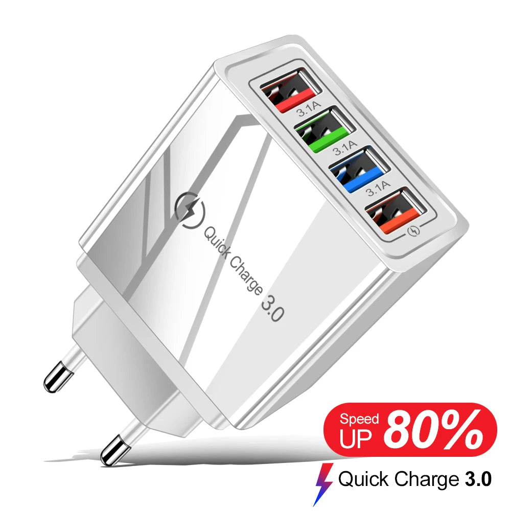 Weißer Wandadapter mit vier Ladeanschlüssen, der Quick Charge 3.0-Technologie anzeigt.