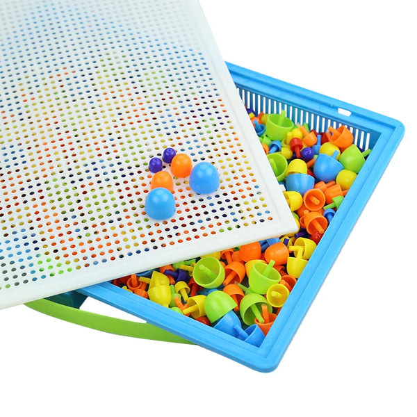 Plastische Schale mit farbenfrohen pilzförmigen Puzzle-Teilen für ein DIY-Nagelset.