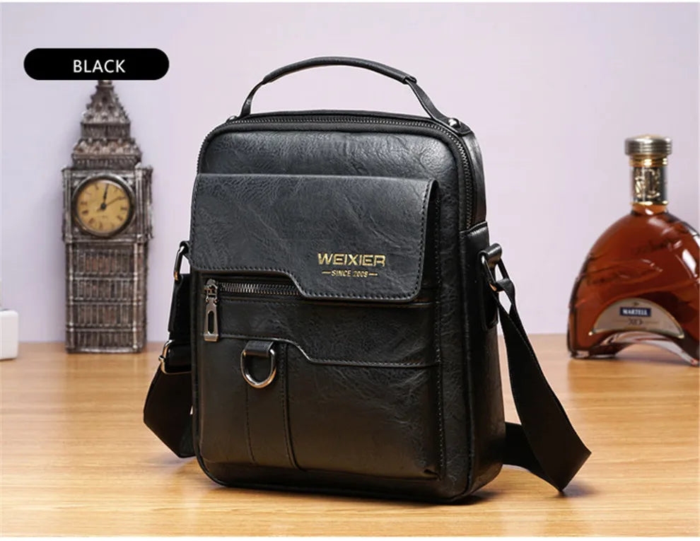 Schwarze Leder-Crossbody-Tasche mit goldener Schnalle auf einer Holzoberfläche.