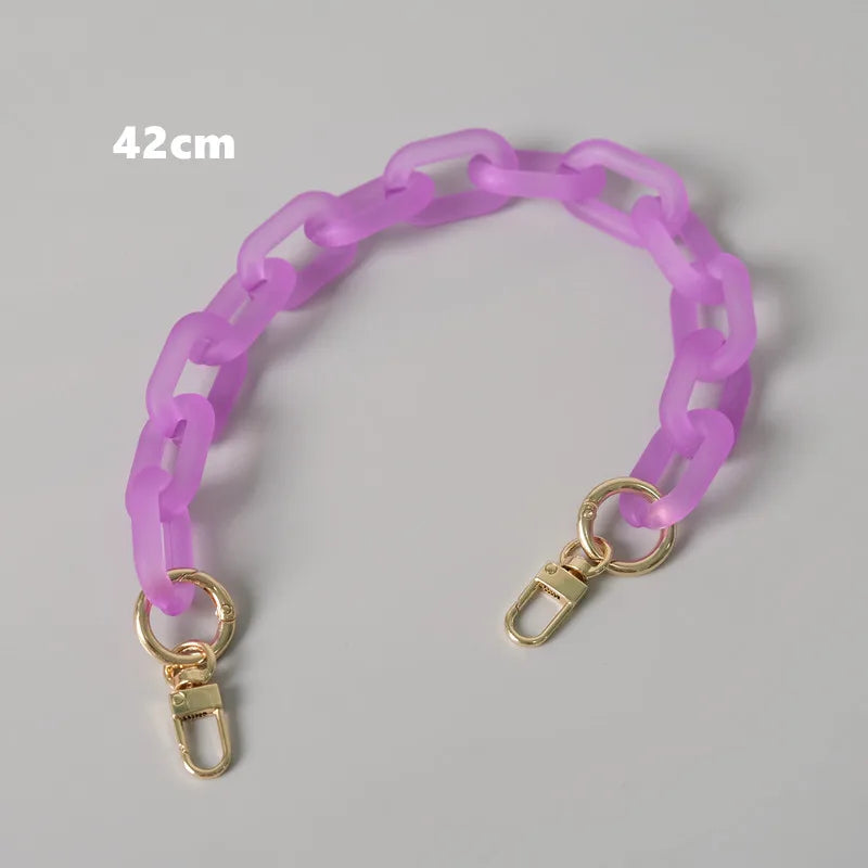 Lila Kettenriemen, 42 cm lang, mit goldfarbenen Schnallen.