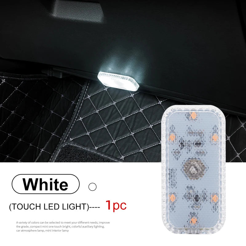 Lumière LED blanche touchant le panneau de porte d'une voiture intérieure