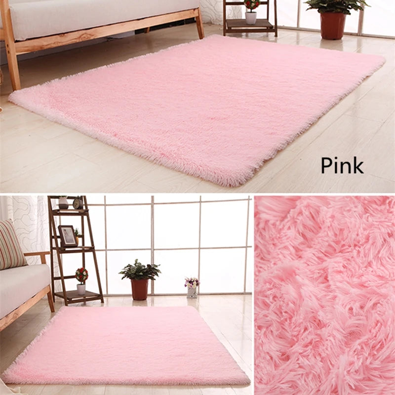 Una alfombra de felpa rosa se muestra sobre un suelo de madera claro, mostrando su textura y suavidad.
