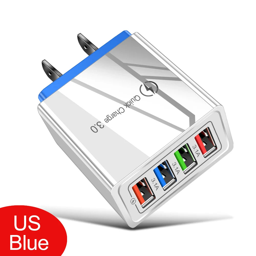 Silberner Wandadapter mit blauem Akzent und vier Anschlüssen für schnelles Aufladen von Geräten.