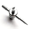 Jeu d'outils de réparation de valve de pneu argenté avec tige filetée et raccord circulaire.