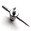 Kit de réparation de valve de pneu argenté avec tige filetée et raccord circulaire.