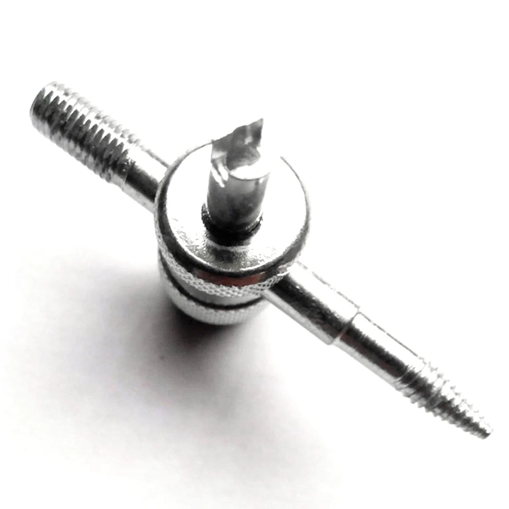 Kit de réparation de valve de pneu argenté avec tige filetée et raccord circulaire.