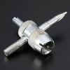 Jeu d'outils de réparation de valve de pneu argenté à 4 voies avec pointes filetées et corps hexagonal.