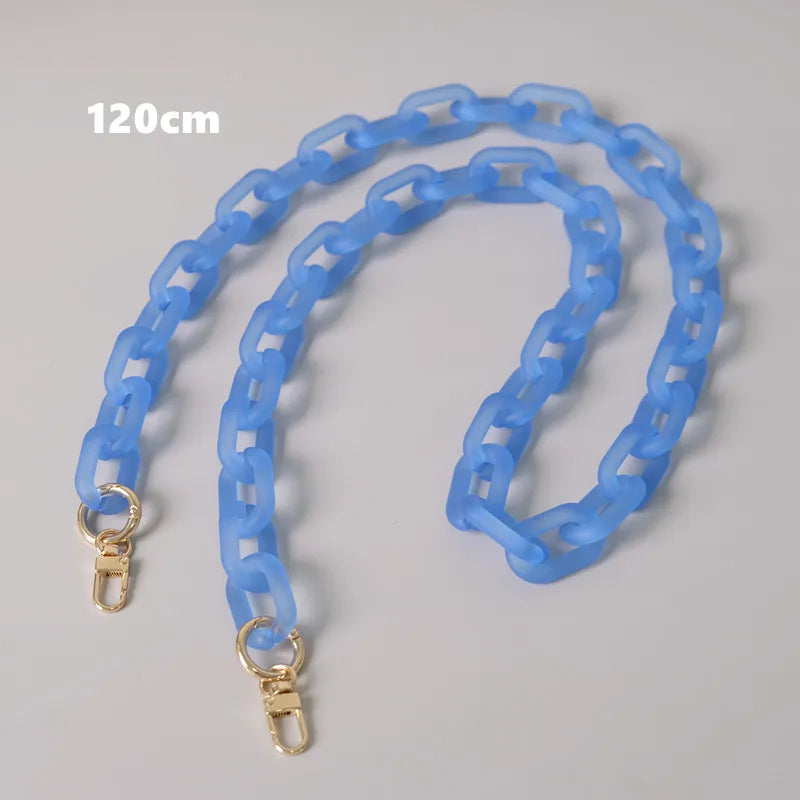 Helles blaues abnehmbares Kettchenriemen für eine Tasche, auf einer grauen Oberfläche ausgebreitet.