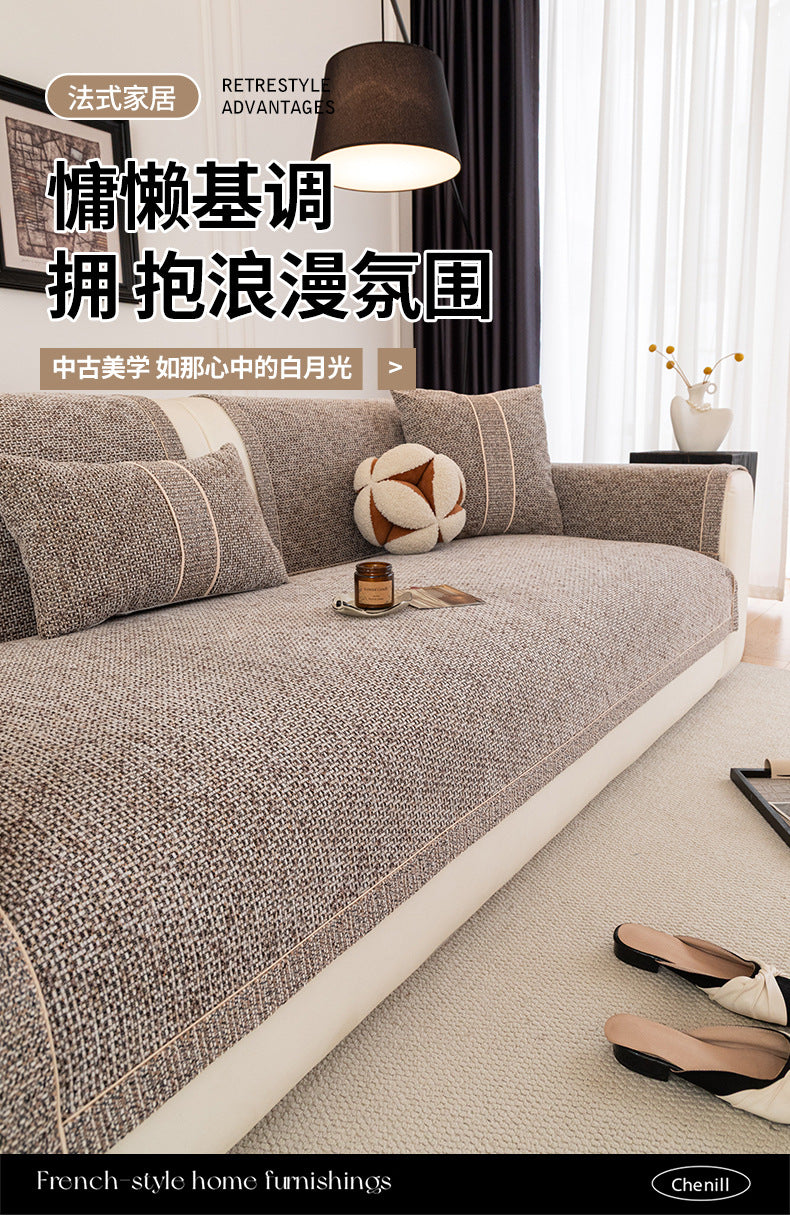 Beige Sofabezug mit strukturierter Stoff und hellem Holzakzent in einem modernen Wohnzimmer
