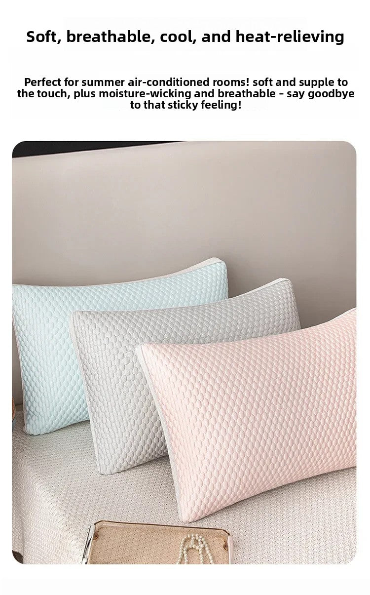 Une pile d'oreillers doux et respirants, rembourrés, dans des tons bleu clair, beige et rose.