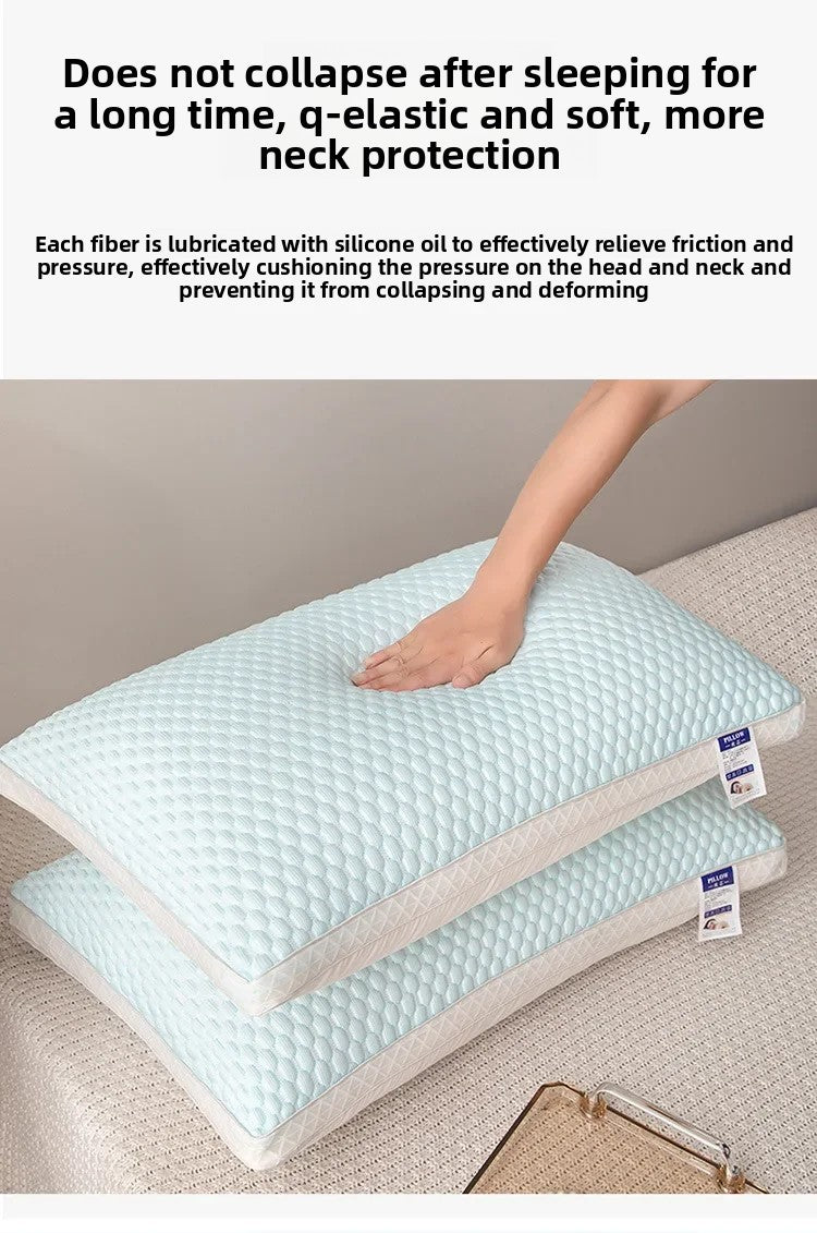 Un oreiller de couleur bleu clair et rafraîchissant avec une main posée dessus, montrant sa texture douce et élastique.