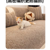 Ein flauschiger orange-weißer Kater entspannt auf einem strukturierten beige Couch, bedeckt mit gewebtem Stoff.