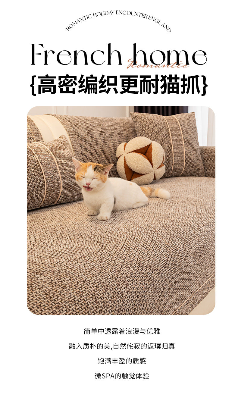 Ein flauschiger orange-weißer Kater entspannt auf einem strukturierten beige Couch, bedeckt mit gewebtem Stoff.