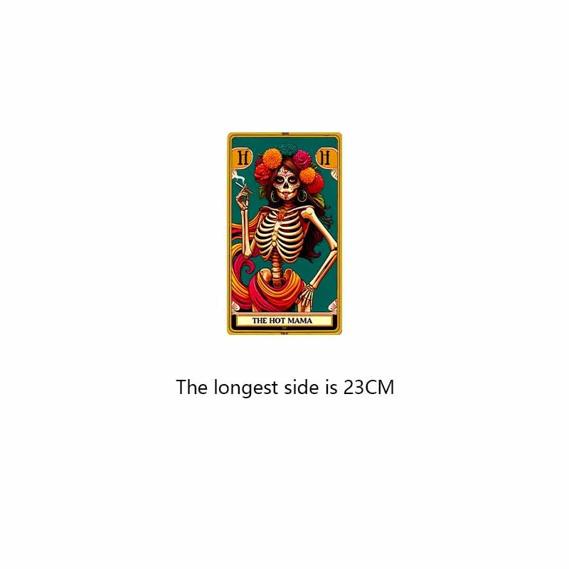 Carte de tarot avec un crâne, des fleurs et une couronne, utilisée comme design d'autocollant thermique.