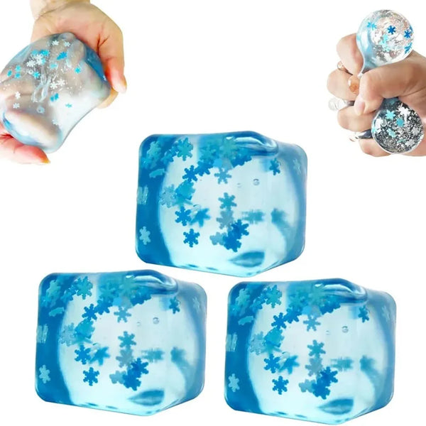 Collection de balles anti-stress bleues translucides en flocons et une main tenant une balle argentée scintillante.