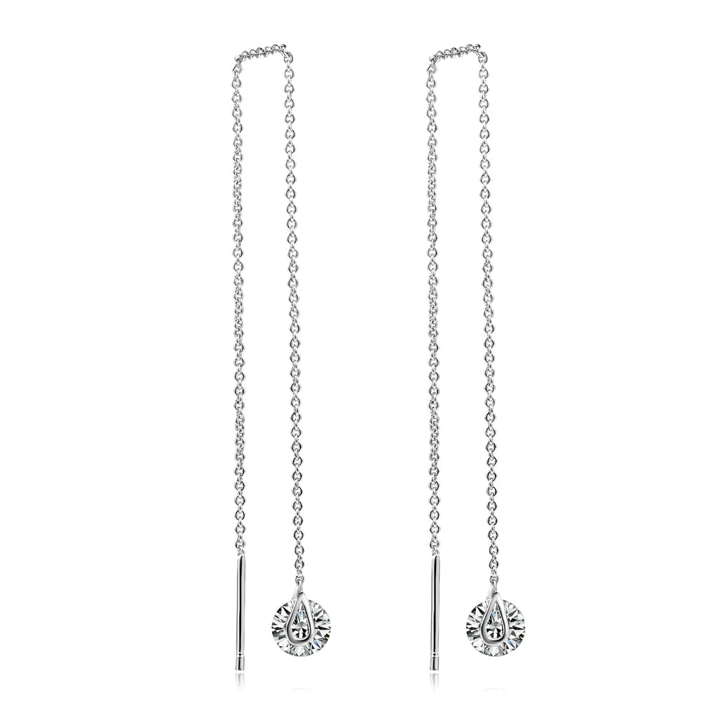 Un par de elegantes pendientes colgantes de circonita de cúbica con delicadas cadenas y colgantes brillantes.