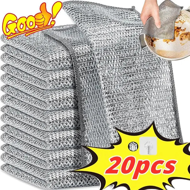 Ein Stapel grauer Metall-Faden-Reinigungstücher, die in der Hand gehalten werden.