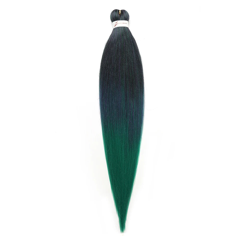 Bündel vor-gestreckter Ombré-Flechtfrisuren mit einem Farbverlauf von dunkelgrün bis schwarz.