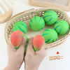 Eine Hand presst einen grünen Wassermelonen-Stressball in einen geflochtenen Korb.