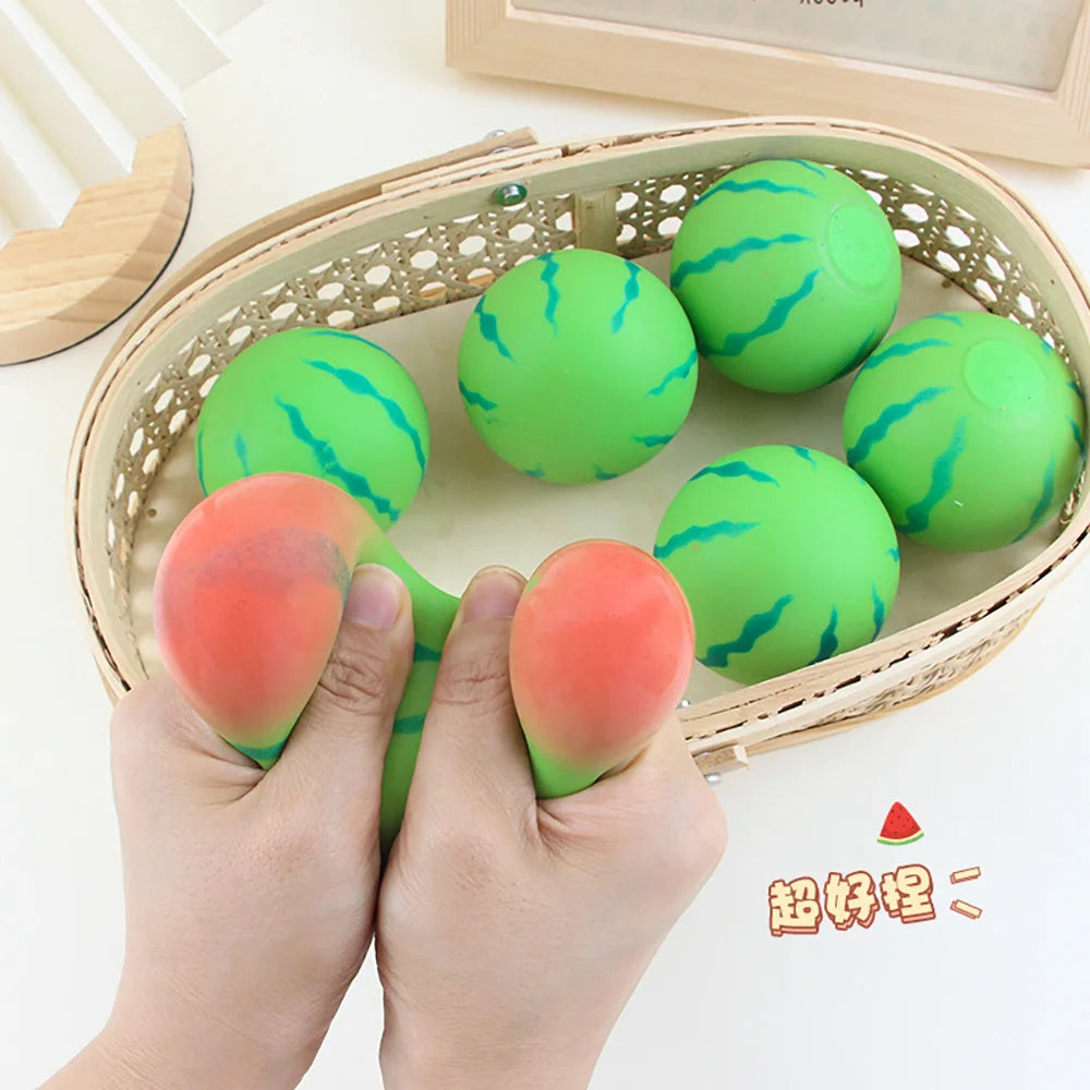 Eine Hand presst einen grünen Wassermelonen-Stressball in einen geflochtenen Korb.