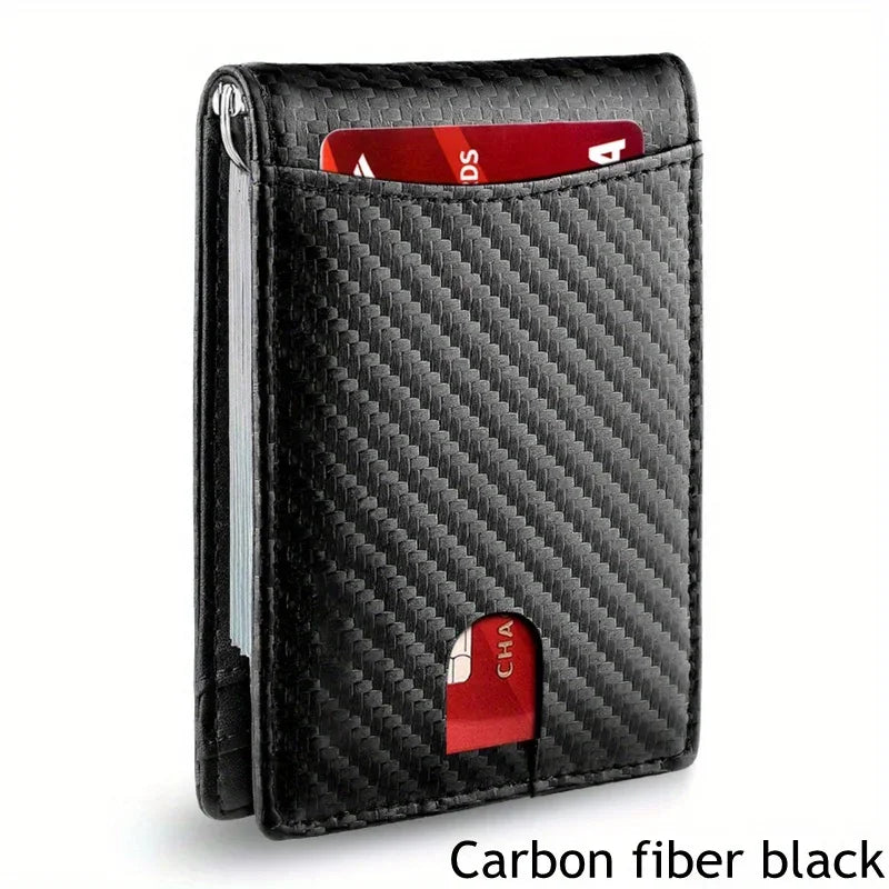 Schwarzes Carbonfaser-Wallet mit Klappe, die eine Kreditkarte und einen Kartenslot zeigt.