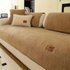 Housse de canapé sherpa beige avec étiquette logo M/D affichée sur le tissu.