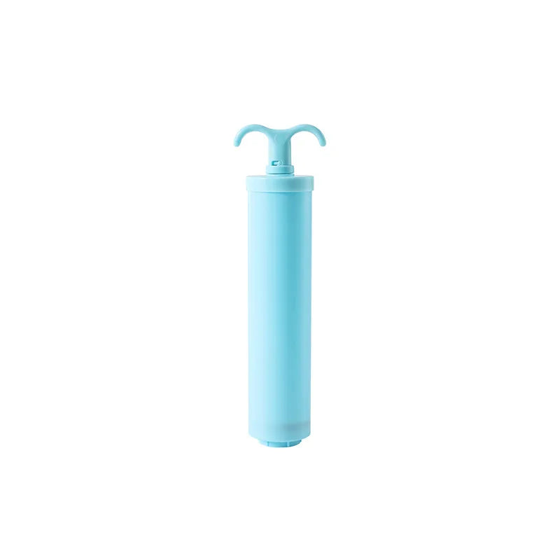 Una bomba de vacío eléctrica compacta azul claro para bolsas de almacenamiento.