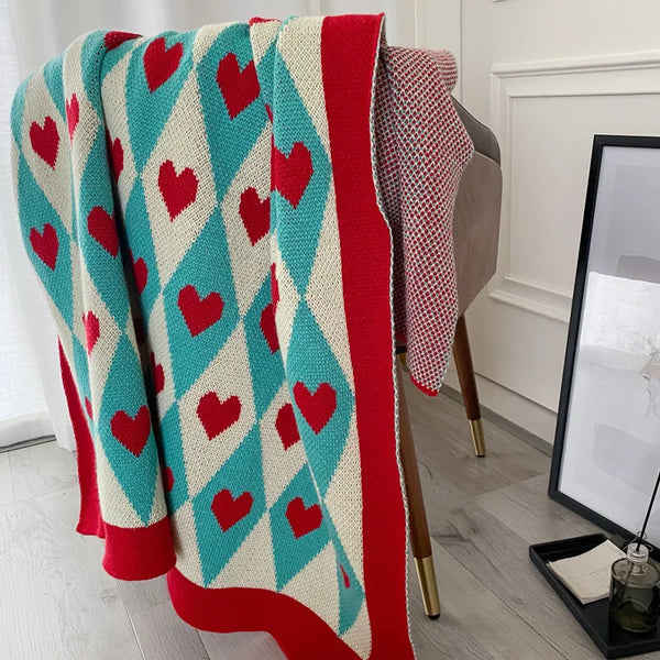 Roter und teal gemusterter Jacquard-Überwurf über einem Stuhl drapiert.