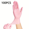 Eine Hand trägt eine rosa Einweghandschuh aus Nitril in einer weißen Umgebung.