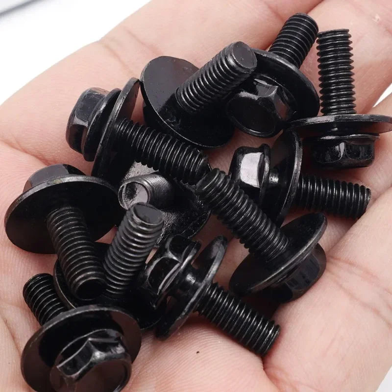 Eine Hand hält mehrere schwarze U-förmige Bolzen zum Autofastening.