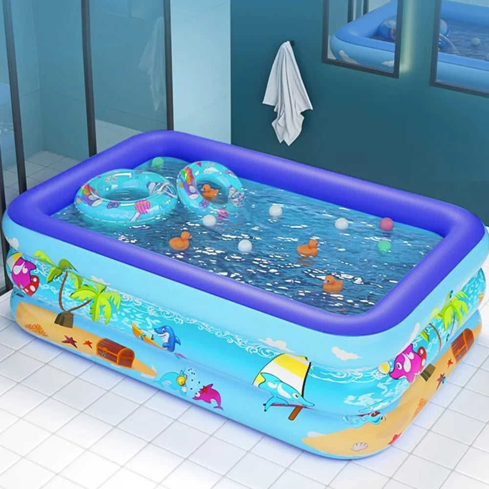 Grande piscine gonflable familiale remplie d'eau bleue, décorée à thème tropical et aquatique.