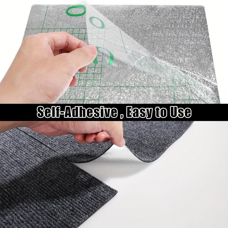 Una mano está retirando una baldosa de alfombra autoadhesiva transparente de una superficie de alfombra gris.