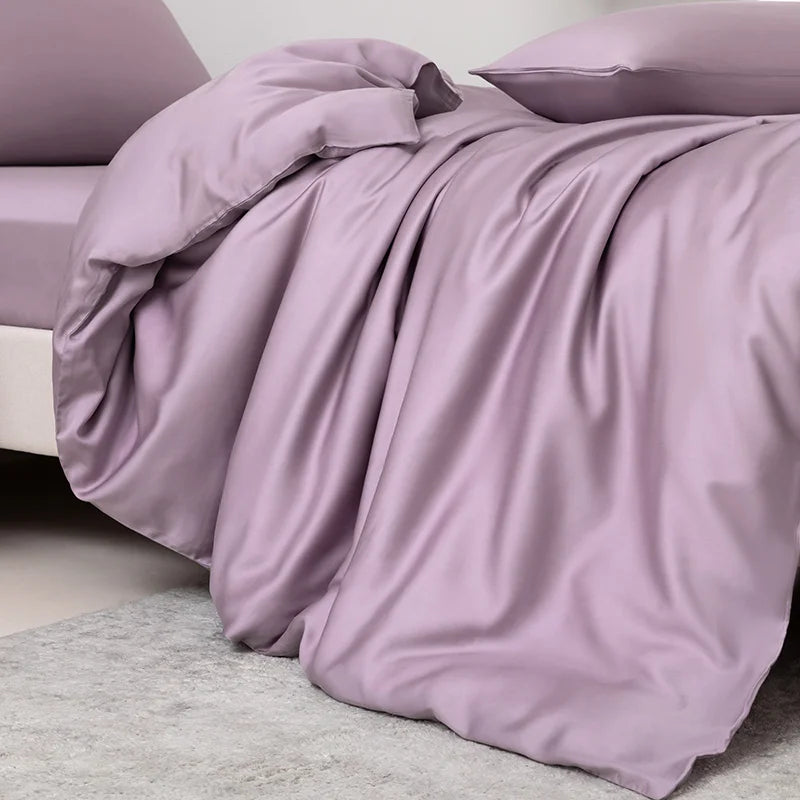 Luxuriöses Lavendel-Bambus-Duvetcover-Set mit passender Kissenhülle, drapiert über einem Bett.