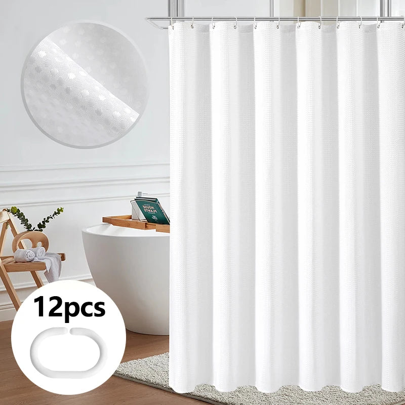 Cortina de ducha botánica blanca y moderna colgada en un baño
