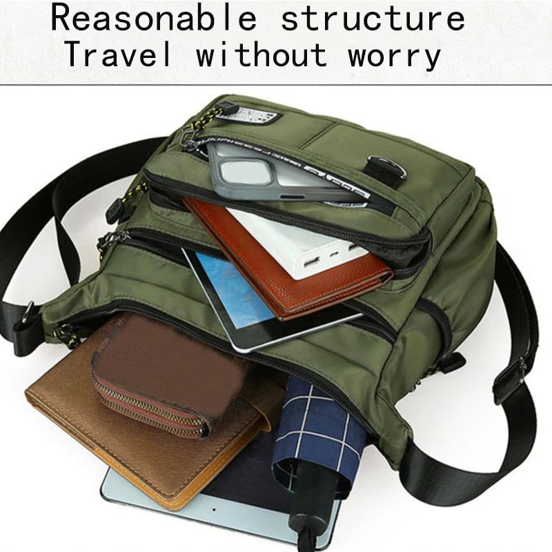 Olivgrüne Crossbodytasche mit mehreren Fächern und Trageriemen, zeigt organisierte Aufbewahrung für Reisen.