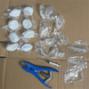 Set mit weißen Stressballen und verschiedenen Werkzeugen für DIY-Bastelarbeiten.